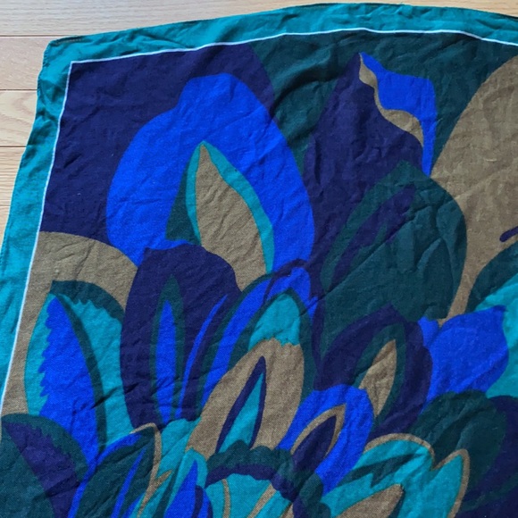 Large Square Scarf - Picture 4 of 4